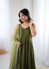 The Classic Noir Mehndi Green Edit