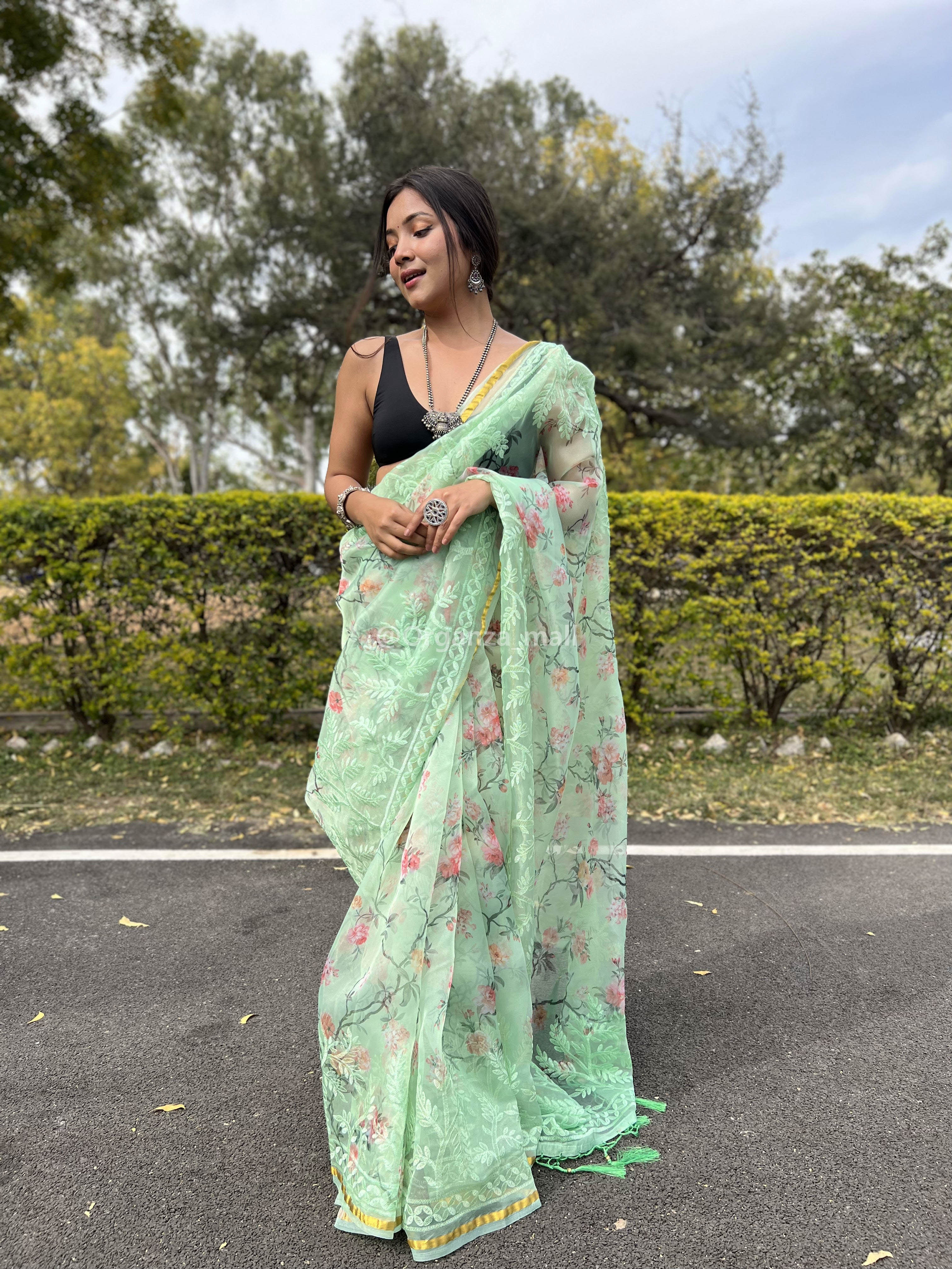 Dark Green Saree With Golden Border - A Combination for Your D-Day | Green  saree, Bottle green saree, Bridal wear